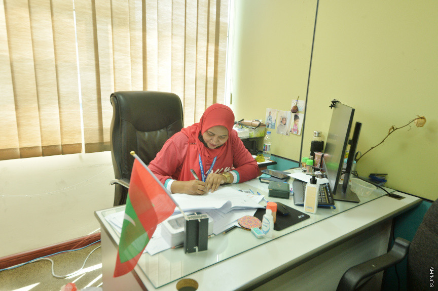 ގައުމީ ފުޓުބޯޅަ ޓީމަށް ހިތްވަރުދީ، ޓީމުގެ ކުޅުންތެރިންނާއެކު ތިބިކަން ދެއްކުމަށްޓަކައި މިނިސްޓްރީ އޮފް ޔޫތް، ސްޕޯޓްސް އެންޑް ކޮމިއުނިޓީ އެންޕަވަޔަމެންޓުން މުޅި ދުވަސް ގައުމީ ޓީމުގެ ފޯރީގައި --- ސަން ފޮޓޯ// އަހުމަދު އައިމަން އަލީ