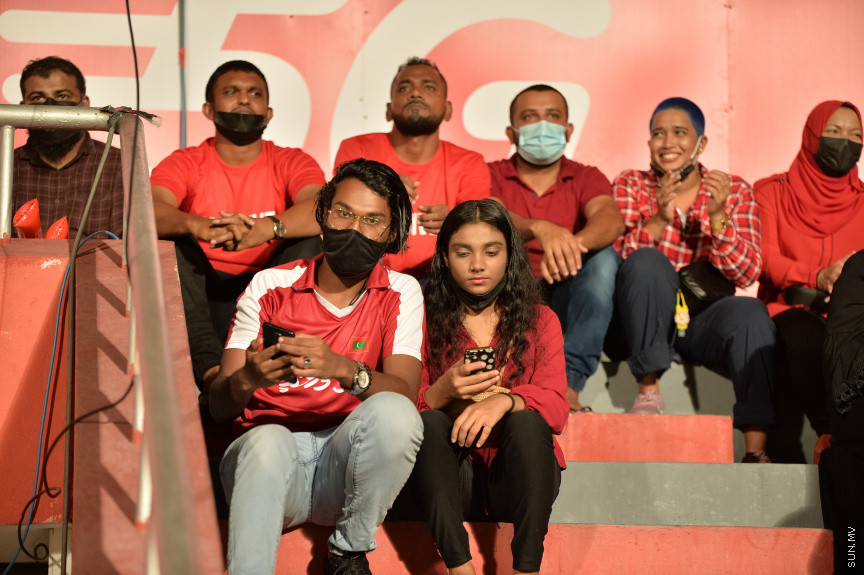 ރާއްޖެއާއި ނޭޕާލް ބައްދަލުކުރި މެޗު ބެލުމަށް ދިވެހި ގިނަ ސަޕޯޓަރުންތަކެއް ވަނީ ދަނޑަށްގޮސްފައި --- ސަން ފޮޓޯ/ އަހްމަދު އައިމަން އަލީ