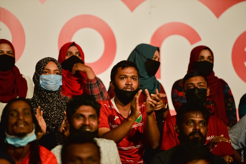 ރާއްޖެއާއި ނޭޕާލް ބައްދަލުކުރި މެޗު ބެލުމަށް ދިވެހި ގިނަ ސަޕޯޓަރުންތަކެއް ވަނީ ދަނޑަށްގޮސްފައި --- ސަން ފޮޓޯ/ އަހްމަދު އައިމަން އަލީ