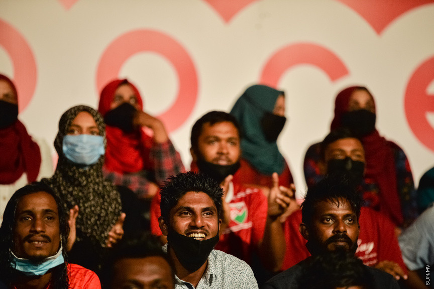 ރާއްޖެއާއި ނޭޕާލް ބައްދަލުކުރި މެޗު ބެލުމަށް ދިވެހި ގިނަ ސަޕޯޓަރުންތަކެއް ވަނީ ދަނޑަށްގޮސްފައި --- ސަން ފޮޓޯ/ އަހްމަދު އައިމަން އަލީ