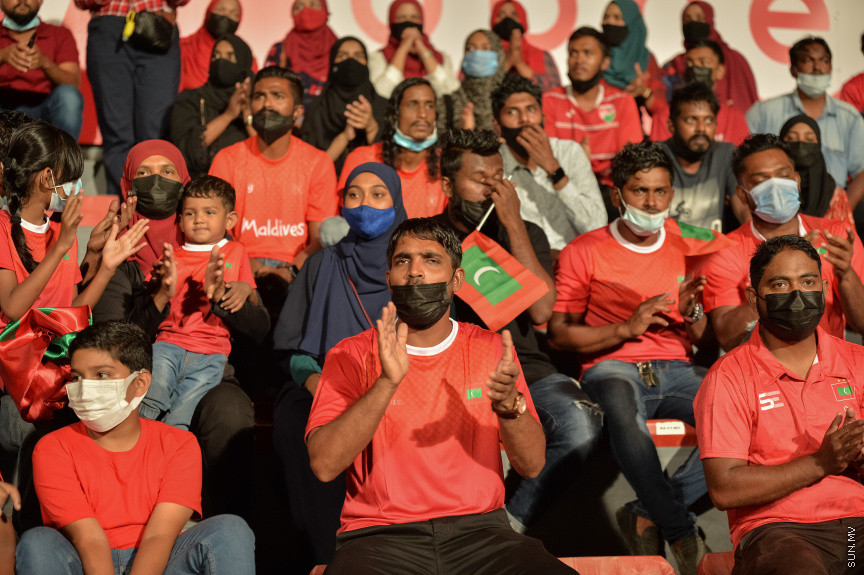 ރާއްޖެއާއި ނޭޕާލް ބައްދަލުކުރި މެޗު ބެލުމަށް ދިވެހި ގިނަ ސަޕޯޓަރުންތަކެއް ވަނީ ދަނޑަށްގޮސްފައި --- ސަން ފޮޓޯ/ އަހްމަދު އައިމަން އަލީ