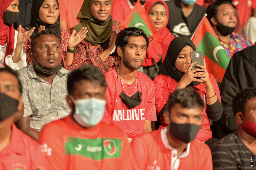 ރާއްޖެއާއި ނޭޕާލް ބައްދަލުކުރި މެޗު ބެލުމަށް ދިވެހި ގިނަ ސަޕޯޓަރުންތަކެއް ވަނީ ދަނޑަށްގޮސްފައި --- ސަން ފޮޓޯ/ އަހްމަދު އައިމަން އަލީ