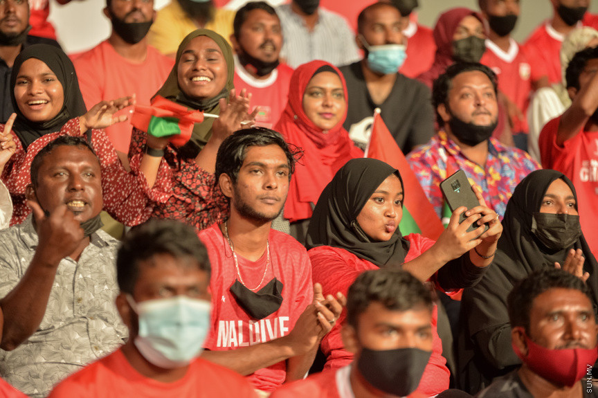 ރާއްޖެއާއި ނޭޕާލް ބައްދަލުކުރި މެޗު ބެލުމަށް ދިވެހި ގިނަ ސަޕޯޓަރުންތަކެއް ވަނީ ދަނޑަށްގޮސްފައި --- ސަން ފޮޓޯ/ އަހްމަދު އައިމަން އަލީ