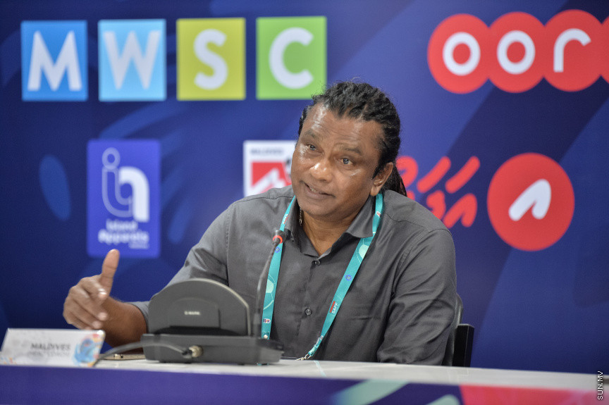 ރާއްޖޭގެ ގައުމީ ޓީމުގެ ކޯޗް އަލީ ސުޒައިން މެޗަށްފަހު ނޫސްވެރިންނަށް މައުލޫމާތު ދެނީ --- ސަން ފޮޓޯ/ އަހްމަދު އައިމަން އަލީ