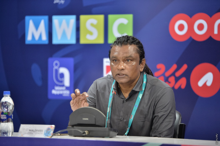ރާއްޖޭގެ ގައުމީ ޓީމުގެ ކޯޗް އަލީ ސުޒައިން މެޗަށްފަހު ނޫސްވެރިންނަށް މައުލޫމާތު ދެނީ --- ސަން ފޮޓޯ/ އަހްމަދު އައިމަން އަލީ