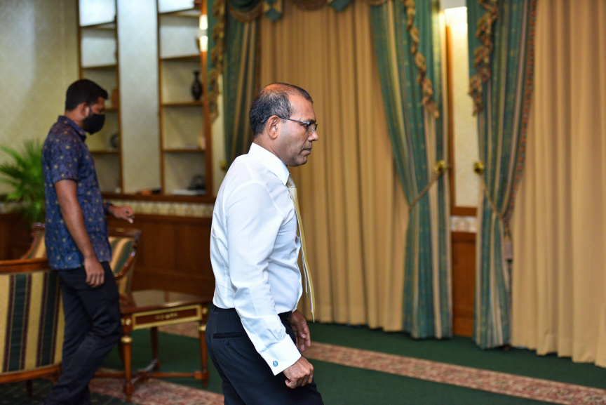 އޮކްޓޯބަރު 24، 2021: ރައިސުލްޖުމްހޫރިއްޔާ އިބްރާހިމް މުހައްމަދު ސޯލިހު އާއި ރައްޔިތުންގެ މަޖިލީހުގެ ރައީސް މުހައްމަދު ނަޝީދު، ރައީސް އޮފީހުގައި ބައްދަލު ކުރައްވަނީ --- ފޮޓޯ: ރައީސް އޮފީސް