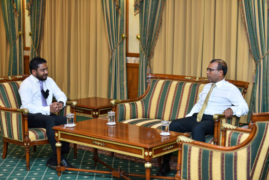 އޮކްޓޯބަރު 24، 2021: ރައިސުލްޖުމްހޫރިއްޔާ އިބްރާހިމް މުހައްމަދު ސޯލިހު އާއި ރައްޔިތުންގެ މަޖިލީހުގެ ރައީސް މުހައްމަދު ނަޝީދު، ރައީސް އޮފީހުގައި ބައްދަލު ކުރައްވަނީ --- ފޮޓޯ: ރައީސް އޮފީސް