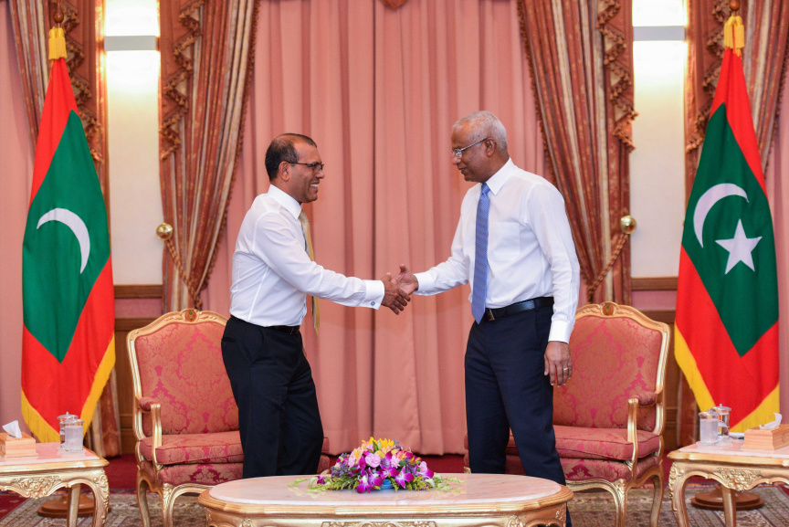 އޮކްޓޯބަރު 24، 2021: ރައިސުލްޖުމްހޫރިއްޔާ އިބްރާހިމް މުހައްމަދު ސޯލިހު އާއި ރައްޔިތުންގެ މަޖިލީހުގެ ރައީސް މުހައްމަދު ނަޝީދު، ރައީސް އޮފީހުގައި ބައްދަލު ކުރައްވަނީ --- ފޮޓޯ: ރައީސް އޮފީސް