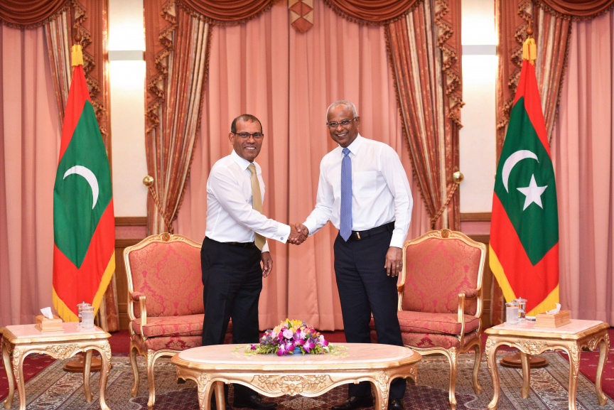 އޮކްޓޯބަރު 24، 2021: ރައިސުލްޖުމްހޫރިއްޔާ އިބްރާހިމް މުހައްމަދު ސޯލިހު އާއި ރައްޔިތުންގެ މަޖިލީހުގެ ރައީސް މުހައްމަދު ނަޝީދު، ރައީސް އޮފީހުގައި ބައްދަލު ކުރައްވަނީ --- ފޮޓޯ: ރައީސް އޮފީސް
