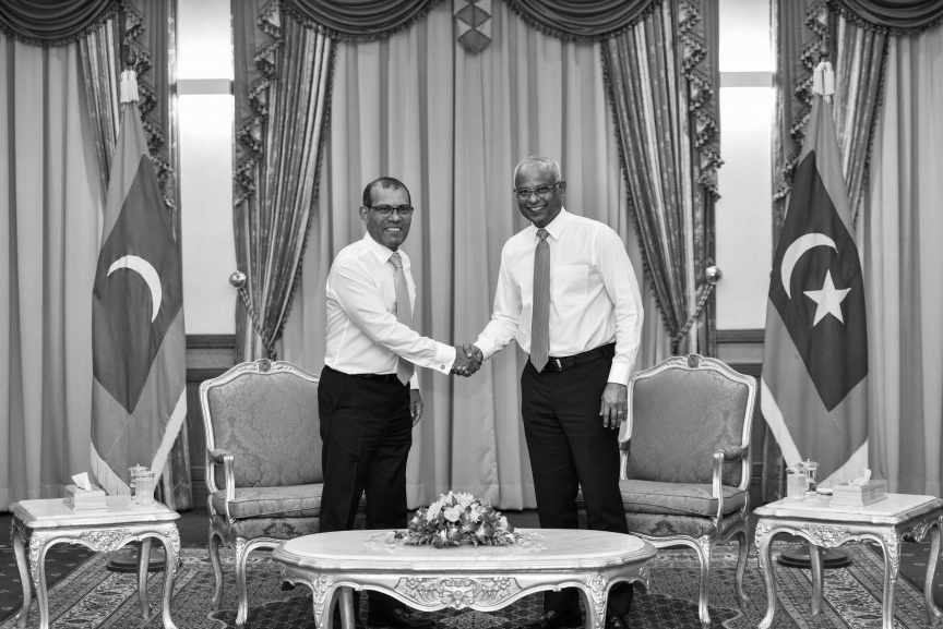 އޮކްޓޯބަރު 24، 2021: ރައިސުލްޖުމްހޫރިއްޔާ އިބްރާހިމް މުހައްމަދު ސޯލިހު އާއި ރައްޔިތުންގެ މަޖިލީހުގެ ރައީސް މުހައްމަދު ނަޝީދު، ރައީސް އޮފީހުގައި ބައްދަލު ކުރައްވަނީ --- ފޮޓޯ: ރައީސް އޮފީސް