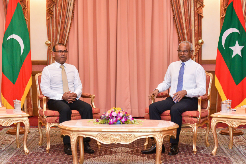 އޮކްޓޯބަރު 24، 2021: ރައިސުލްޖުމްހޫރިއްޔާ އިބްރާހިމް މުހައްމަދު ސޯލިހު އާއި ރައްޔިތުންގެ މަޖިލީހުގެ ރައީސް މުހައްމަދު ނަޝީދު، ރައީސް އޮފީހުގައި ބައްދަލު ކުރައްވަނީ --- ފޮޓޯ: ރައީސް އޮފީސް