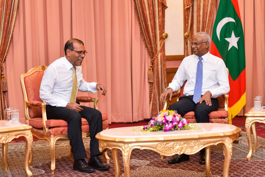އޮކްޓޯބަރު 24، 2021: ރައިސުލްޖުމްހޫރިއްޔާ އިބްރާހިމް މުހައްމަދު ސޯލިހު އާއި ރައްޔިތުންގެ މަޖިލީހުގެ ރައީސް މުހައްމަދު ނަޝީދު، ރައީސް އޮފީހުގައި ބައްދަލު ކުރައްވަނީ --- ފޮޓޯ: ރައީސް އޮފީސް