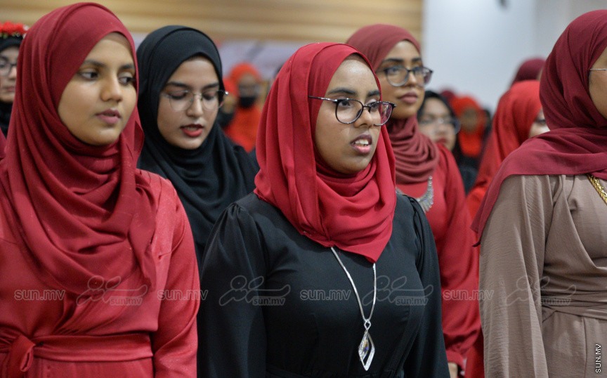 މިދިޔަ އަހަރު އަހްމަދިއްޔާ އިންޓަނޭޝަނަލް ސްކޫލްގެ އޭލެވެލް ގްރެޖުއޭޝަން ރަސްމިއްޔާތުގެ ތެރެއިން --- ސަން ފޮޓޯ/ އަހްމަދު އާޒިފް