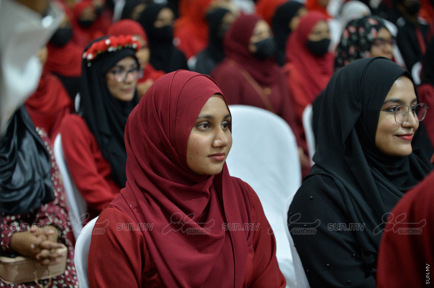 މިދިޔަ އަހަރު އަހްމަދިއްޔާ އިންޓަނޭޝަނަލް ސްކޫލްގެ އޭލެވެލް ގްރެޖުއޭޝަން ރަސްމިއްޔާތުގެ ތެރެއިން --- ސަން ފޮޓޯ/ އަހްމަދު އާޒިފް
