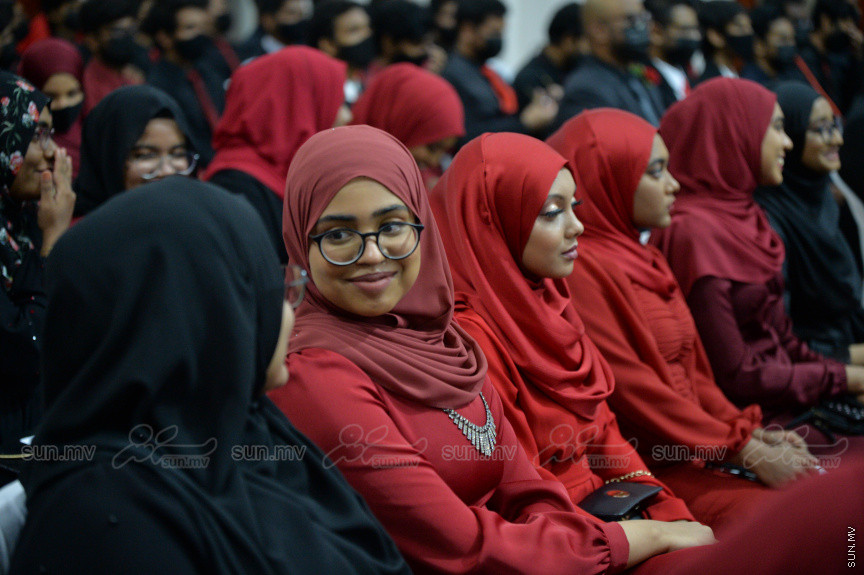 މިދިޔަ އަހަރު އަހްމަދިއްޔާ އިންޓަނޭޝަނަލް ސްކޫލްގެ އޭލެވެލް ގްރެޖުއޭޝަން ރަސްމިއްޔާތުގެ ތެރެއިން --- ސަން ފޮޓޯ/ އަހްމަދު އާޒިފް