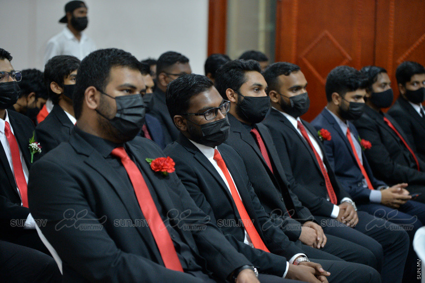 މިދިޔަ އަހަރު އަހްމަދިއްޔާ އިންޓަނޭޝަނަލް ސްކޫލްގެ އޭލެވެލް ގްރެޖުއޭޝަން ރަސްމިއްޔާތުގެ ތެރެއިން --- ސަން ފޮޓޯ/ އަހްމަދު އާޒިފް