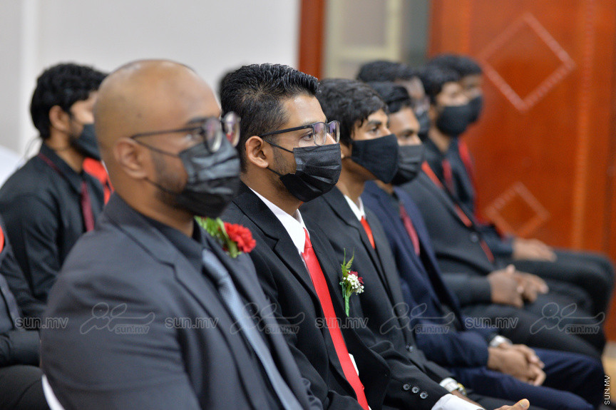 މިދިޔަ އަހަރު އަހްމަދިއްޔާ އިންޓަނޭޝަނަލް ސްކޫލްގެ އޭލެވެލް ގްރެޖުއޭޝަން ރަސްމިއްޔާތުގެ ތެރެއިން --- ސަން ފޮޓޯ/ އަހްމަދު އާޒިފް