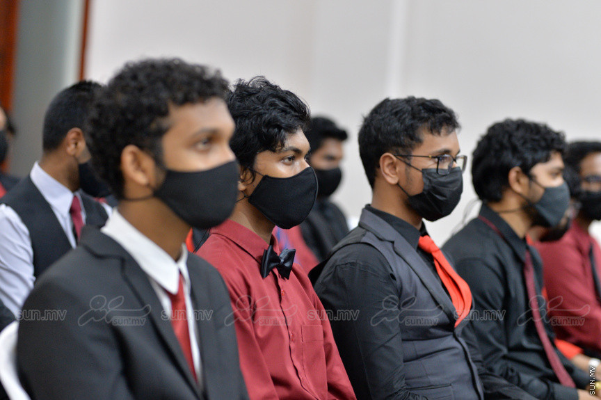 މިދިޔަ އަހަރު އަހްމަދިއްޔާ އިންޓަނޭޝަނަލް ސްކޫލްގެ އޭލެވެލް ގްރެޖުއޭޝަން ރަސްމިއްޔާތުގެ ތެރެއިން --- ސަން ފޮޓޯ/ އަހްމަދު އާޒިފް