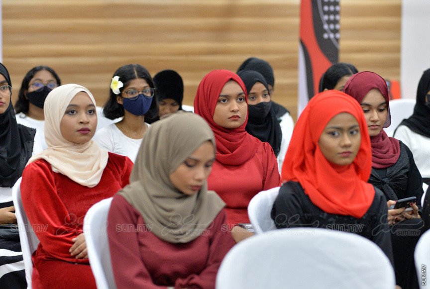 މިދިޔަ އަހަރު އަހްމަދިއްޔާ އިންޓަނޭޝަނަލް ސްކޫލްގެ އޭލެވެލް ގްރެޖުއޭޝަން ރަސްމިއްޔާތުގެ ތެރެއިން --- ސަން ފޮޓޯ/ އަހްމަދު އާޒިފް