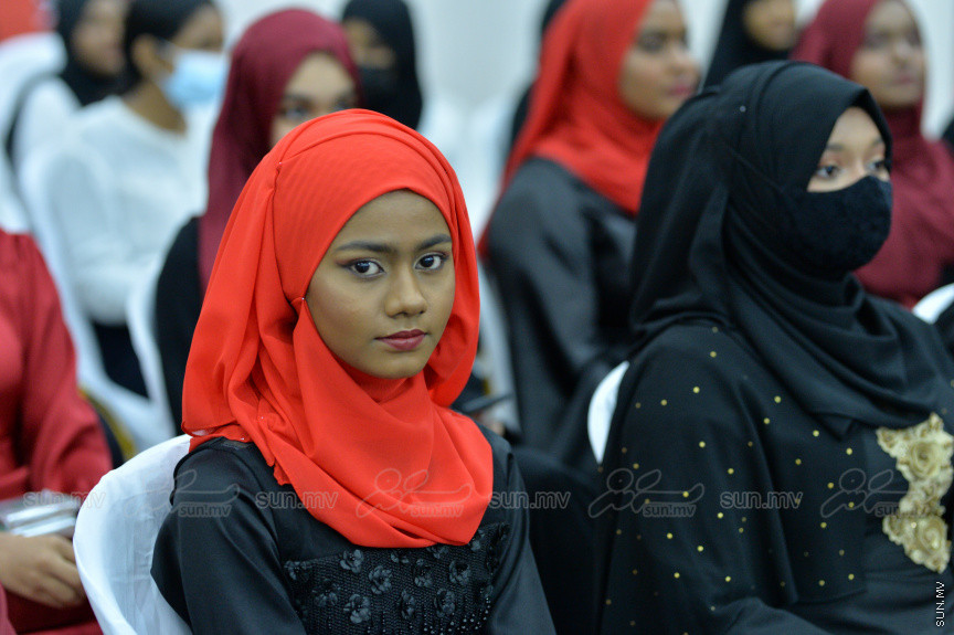 މިދިޔަ އަހަރު އަހްމަދިއްޔާ އިންޓަނޭޝަނަލް ސްކޫލްގެ އޭލެވެލް ގްރެޖުއޭޝަން ރަސްމިއްޔާތުގެ ތެރެއިން --- ސަން ފޮޓޯ/ އަހްމަދު އާޒިފް