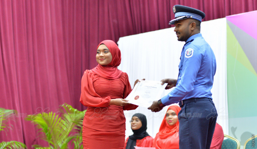 މިދިޔަ އަހަރު އަހްމަދިއްޔާ އިންޓަނޭޝަނަލް ސްކޫލްގެ އޭލެވެލް ގްރެޖުއޭޝަން ރަސްމިއްޔާތުގެ ތެރެއިން --- ސަން ފޮޓޯ/ އަހްމަދު އާޒިފް