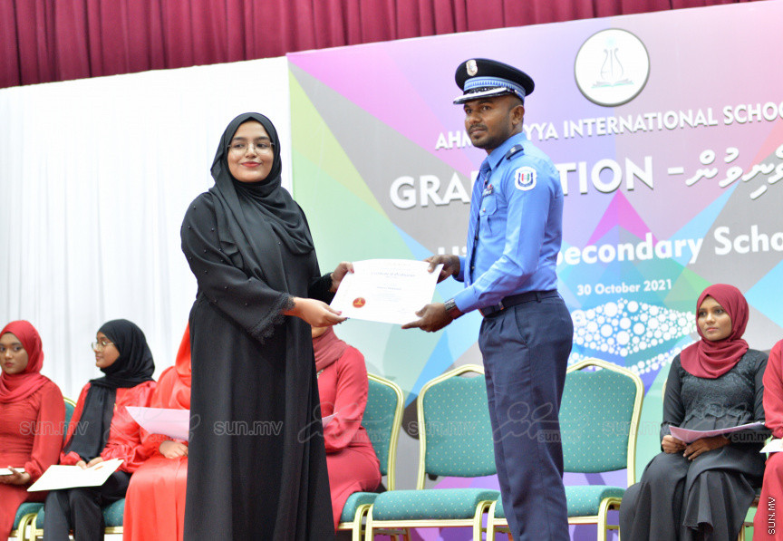 މިދިޔަ އަހަރު އަހްމަދިއްޔާ އިންޓަނޭޝަނަލް ސްކޫލްގެ އޭލެވެލް ގްރެޖުއޭޝަން ރަސްމިއްޔާތުގެ ތެރެއިން --- ސަން ފޮޓޯ/ އަހްމަދު އާޒިފް
