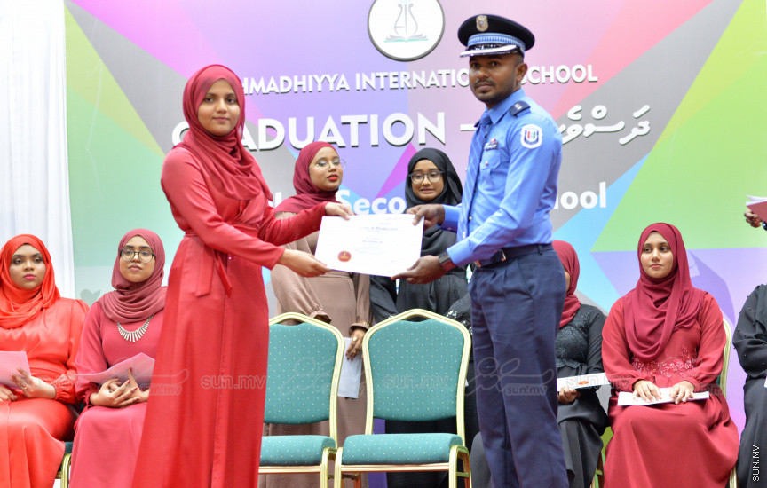 މިދިޔަ އަހަރު އަހްމަދިއްޔާ އިންޓަނޭޝަނަލް ސްކޫލްގެ އޭލެވެލް ގްރެޖުއޭޝަން ރަސްމިއްޔާތުގެ ތެރެއިން --- ސަން ފޮޓޯ/ އަހްމަދު އާޒިފް