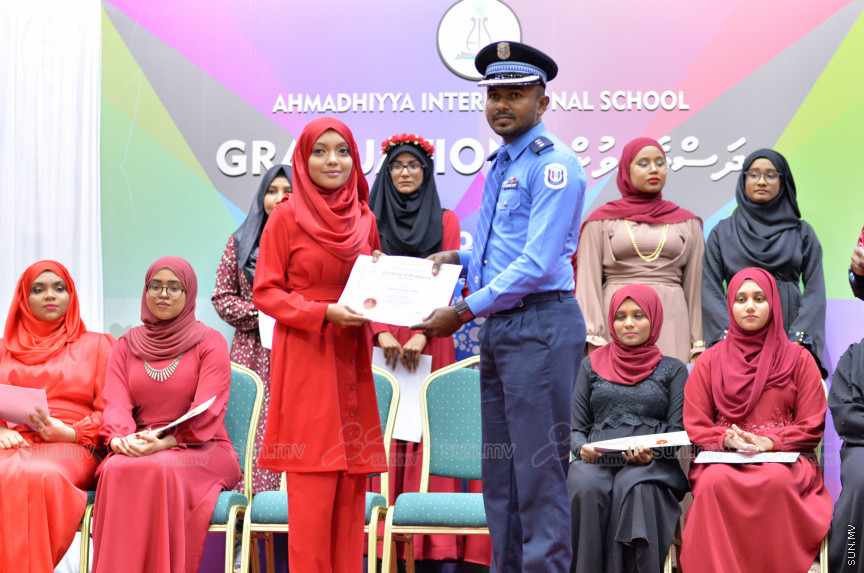 މިދިޔަ އަހަރު އަހްމަދިއްޔާ އިންޓަނޭޝަނަލް ސްކޫލްގެ އޭލެވެލް ގްރެޖުއޭޝަން ރަސްމިއްޔާތުގެ ތެރެއިން --- ސަން ފޮޓޯ/ އަހްމަދު އާޒިފް