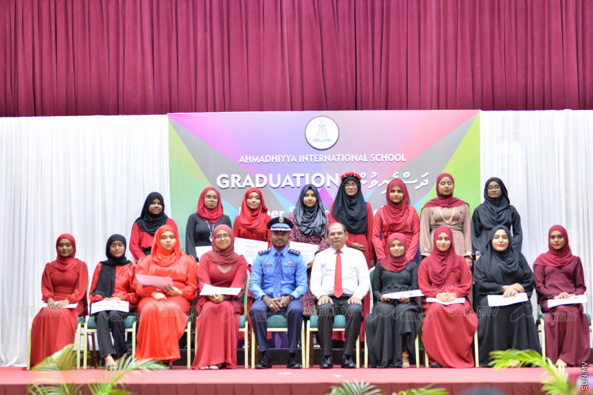 މިދިޔަ އަހަރު އަހްމަދިއްޔާ އިންޓަނޭޝަނަލް ސްކޫލްގެ އޭލެވެލް ގްރެޖުއޭޝަން ރަސްމިއްޔާތުގެ ތެރެއިން --- ސަން ފޮޓޯ/ އަހްމަދު އާޒިފް