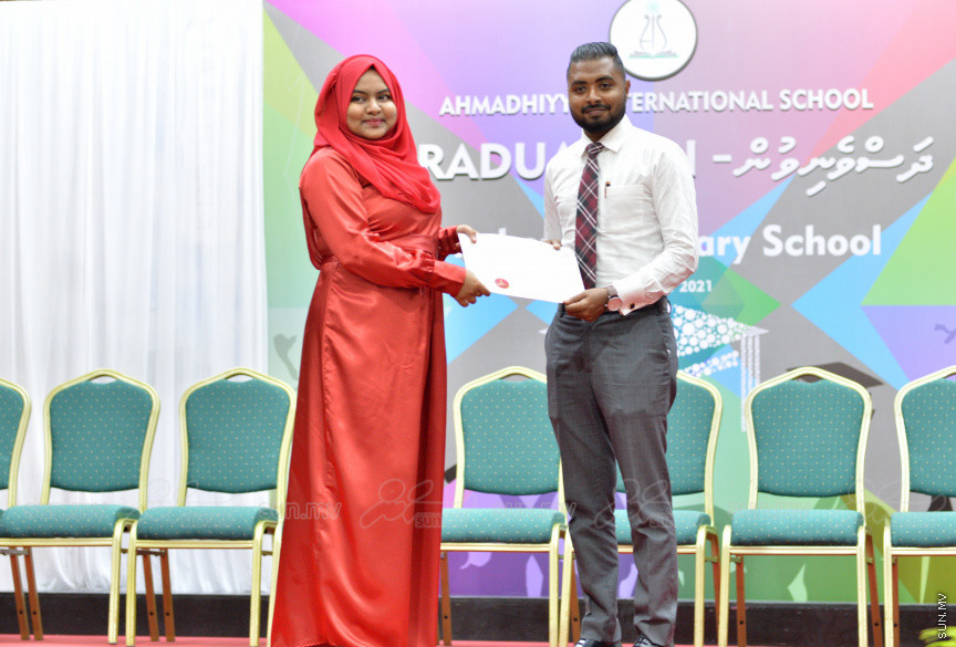 މިދިޔަ އަހަރު އަހްމަދިއްޔާ އިންޓަނޭޝަނަލް ސްކޫލްގެ އޭލެވެލް ގްރެޖުއޭޝަން ރަސްމިއްޔާތުގެ ތެރެއިން --- ސަން ފޮޓޯ/ އަހްމަދު އާޒިފް
