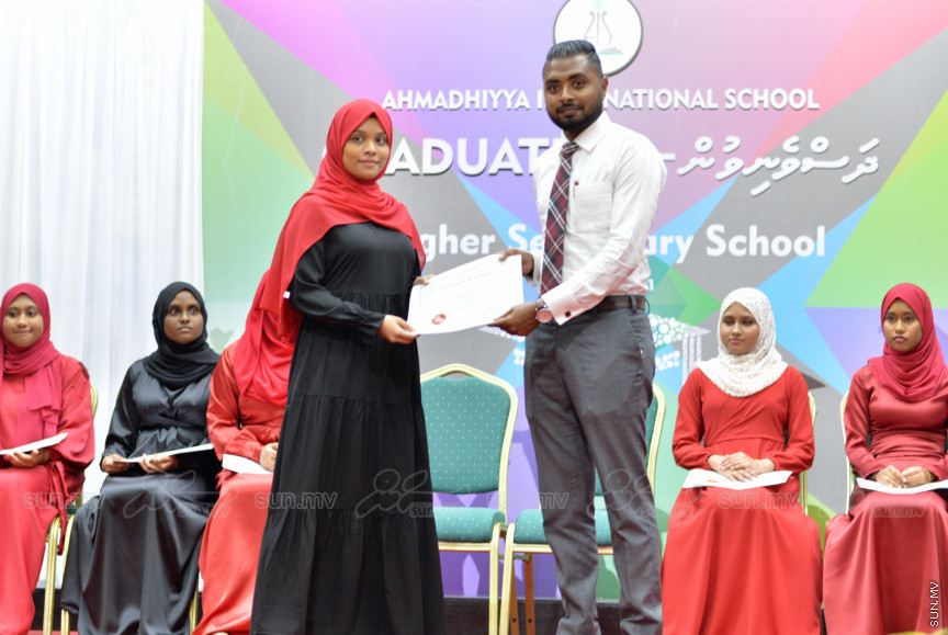 މިދިޔަ އަހަރު އަހްމަދިއްޔާ އިންޓަނޭޝަނަލް ސްކޫލްގެ އޭލެވެލް ގްރެޖުއޭޝަން ރަސްމިއްޔާތުގެ ތެރެއިން --- ސަން ފޮޓޯ/ އަހްމަދު އާޒިފް
