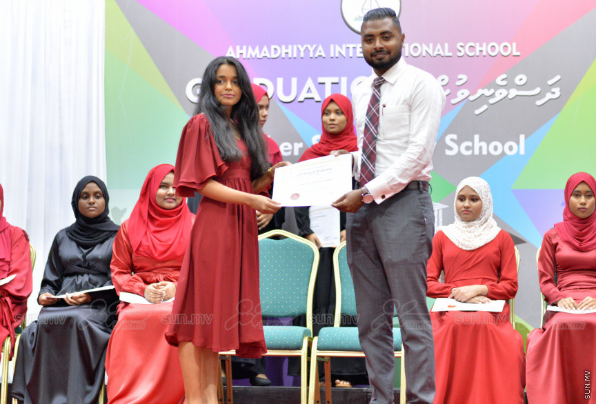 މިދިޔަ އަހަރު އަހްމަދިއްޔާ އިންޓަނޭޝަނަލް ސްކޫލްގެ އޭލެވެލް ގްރެޖުއޭޝަން ރަސްމިއްޔާތުގެ ތެރެއިން --- ސަން ފޮޓޯ/ އަހްމަދު އާޒިފް