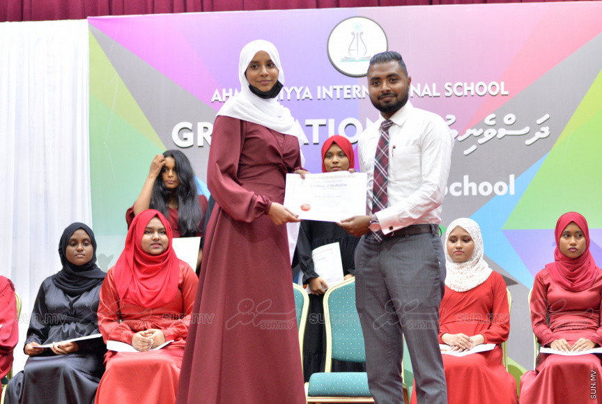 މިދިޔަ އަހަރު އަހްމަދިއްޔާ އިންޓަނޭޝަނަލް ސްކޫލްގެ އޭލެވެލް ގްރެޖުއޭޝަން ރަސްމިއްޔާތުގެ ތެރެއިން --- ސަން ފޮޓޯ/ އަހްމަދު އާޒިފް