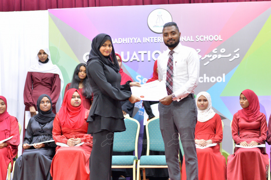 މިދިޔަ އަހަރު އަހްމަދިއްޔާ އިންޓަނޭޝަނަލް ސްކޫލްގެ އޭލެވެލް ގްރެޖުއޭޝަން ރަސްމިއްޔާތުގެ ތެރެއިން --- ސަން ފޮޓޯ/ އަހްމަދު އާޒިފް