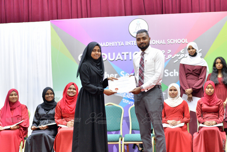 މިދިޔަ އަހަރު އަހްމަދިއްޔާ އިންޓަނޭޝަނަލް ސްކޫލްގެ އޭލެވެލް ގްރެޖުއޭޝަން ރަސްމިއްޔާތުގެ ތެރެއިން --- ސަން ފޮޓޯ/ އަހްމަދު އާޒިފް