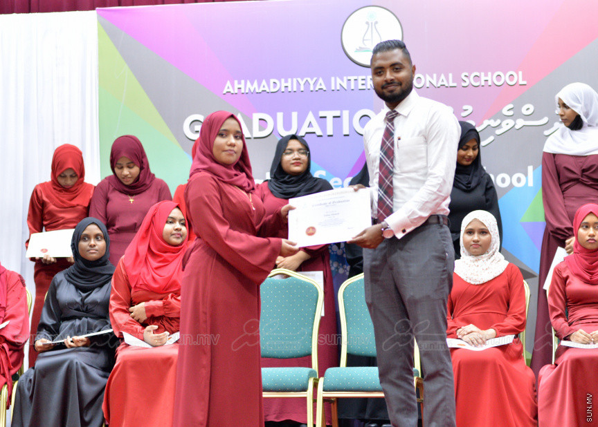 މިދިޔަ އަހަރު އަހްމަދިއްޔާ އިންޓަނޭޝަނަލް ސްކޫލްގެ އޭލެވެލް ގްރެޖުއޭޝަން ރަސްމިއްޔާތުގެ ތެރެއިން --- ސަން ފޮޓޯ/ އަހްމަދު އާޒިފް