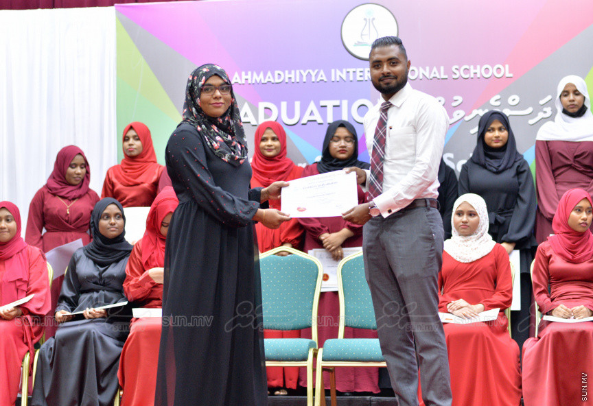 މިދިޔަ އަހަރު އަހްމަދިއްޔާ އިންޓަނޭޝަނަލް ސްކޫލްގެ އޭލެވެލް ގްރެޖުއޭޝަން ރަސްމިއްޔާތުގެ ތެރެއިން --- ސަން ފޮޓޯ/ އަހްމަދު އާޒިފް