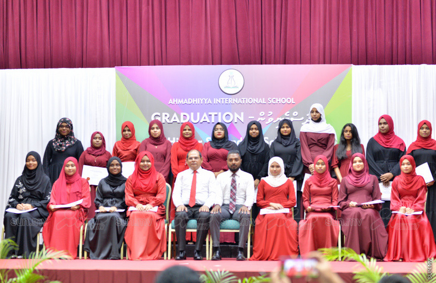 މިދިޔަ އަހަރު އަހްމަދިއްޔާ އިންޓަނޭޝަނަލް ސްކޫލްގެ އޭލެވެލް ގްރެޖުއޭޝަން ރަސްމިއްޔާތުގެ ތެރެއިން --- ސަން ފޮޓޯ/ އަހްމަދު އާޒިފް