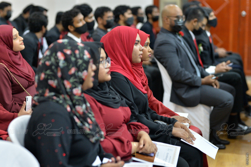 މިދިޔަ އަހަރު އަހްމަދިއްޔާ އިންޓަނޭޝަނަލް ސްކޫލްގެ އޭލެވެލް ގްރެޖުއޭޝަން ރަސްމިއްޔާތުގެ ތެރެއިން --- ސަން ފޮޓޯ/ އަހްމަދު އާޒިފް