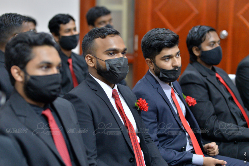 މިދިޔަ އަހަރު އަހްމަދިއްޔާ އިންޓަނޭޝަނަލް ސްކޫލްގެ އޭލެވެލް ގްރެޖުއޭޝަން ރަސްމިއްޔާތުގެ ތެރެއިން --- ސަން ފޮޓޯ/ އަހްމަދު އާޒިފް