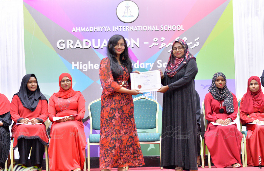 މިދިޔަ އަހަރު އަހްމަދިއްޔާ އިންޓަނޭޝަނަލް ސްކޫލްގެ އޭލެވެލް ގްރެޖުއޭޝަން ރަސްމިއްޔާތުގެ ތެރެއިން --- ސަން ފޮޓޯ/ އަހްމަދު އާޒިފް