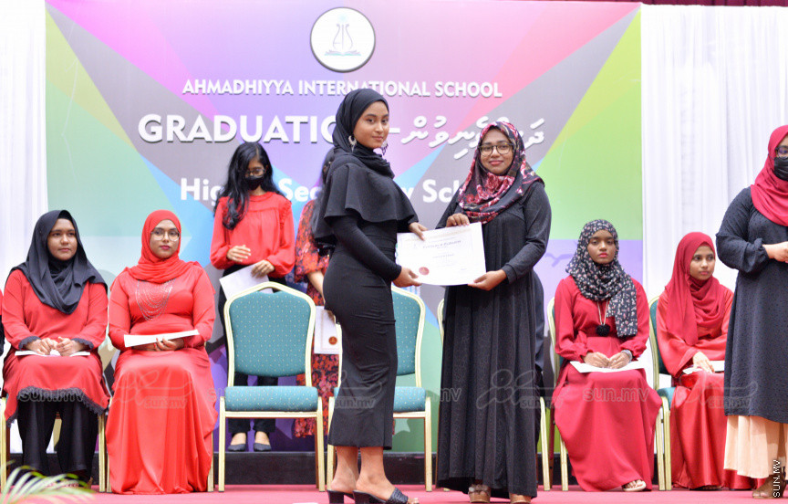 މިދިޔަ އަހަރު އަހްމަދިއްޔާ އިންޓަނޭޝަނަލް ސްކޫލްގެ އޭލެވެލް ގްރެޖުއޭޝަން ރަސްމިއްޔާތުގެ ތެރެއިން --- ސަން ފޮޓޯ/ އަހްމަދު އާޒިފް