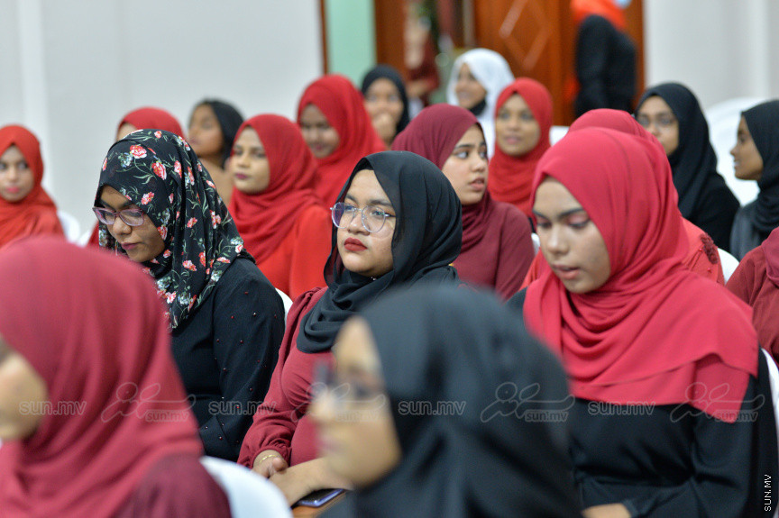 މިދިޔަ އަހަރު އަހްމަދިއްޔާ އިންޓަނޭޝަނަލް ސްކޫލްގެ އޭލެވެލް ގްރެޖުއޭޝަން ރަސްމިއްޔާތުގެ ތެރެއިން --- ސަން ފޮޓޯ/ އަހްމަދު އާޒިފް