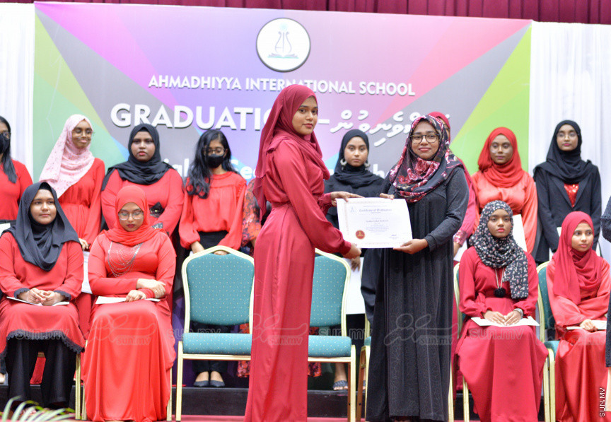 މިދިޔަ އަހަރު އަހްމަދިއްޔާ އިންޓަނޭޝަނަލް ސްކޫލްގެ އޭލެވެލް ގްރެޖުއޭޝަން ރަސްމިއްޔާތުގެ ތެރެއިން --- ސަން ފޮޓޯ/ އަހްމަދު އާޒިފް
