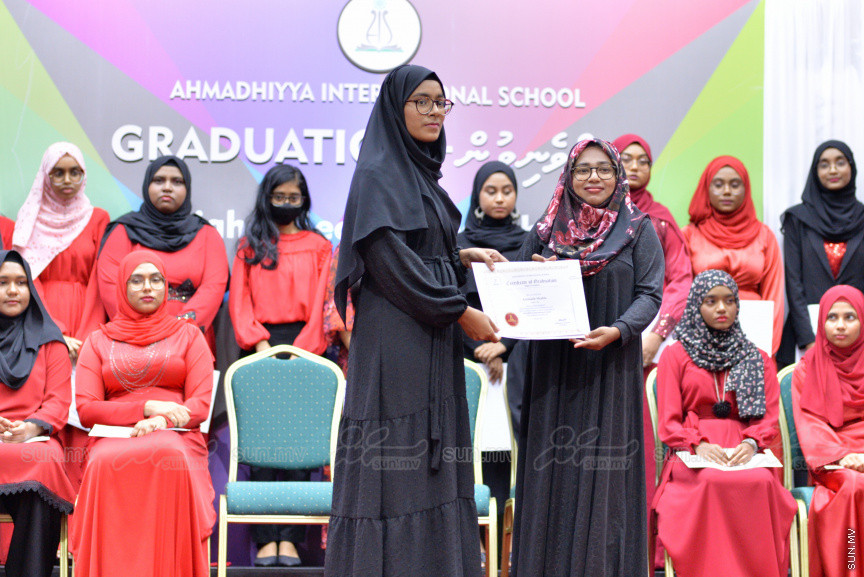 މިދިޔަ އަހަރު އަހްމަދިއްޔާ އިންޓަނޭޝަނަލް ސްކޫލްގެ އޭލެވެލް ގްރެޖުއޭޝަން ރަސްމިއްޔާތުގެ ތެރެއިން --- ސަން ފޮޓޯ/ އަހްމަދު އާޒިފް