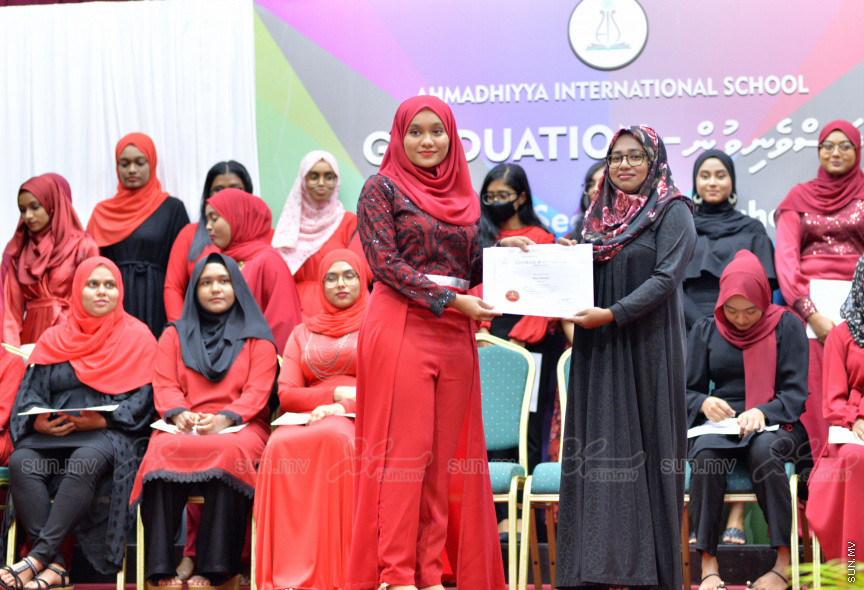 މިދިޔަ އަހަރު އަހްމަދިއްޔާ އިންޓަނޭޝަނަލް ސްކޫލްގެ އޭލެވެލް ގްރެޖުއޭޝަން ރަސްމިއްޔާތުގެ ތެރެއިން --- ސަން ފޮޓޯ/ އަހްމަދު އާޒިފް
