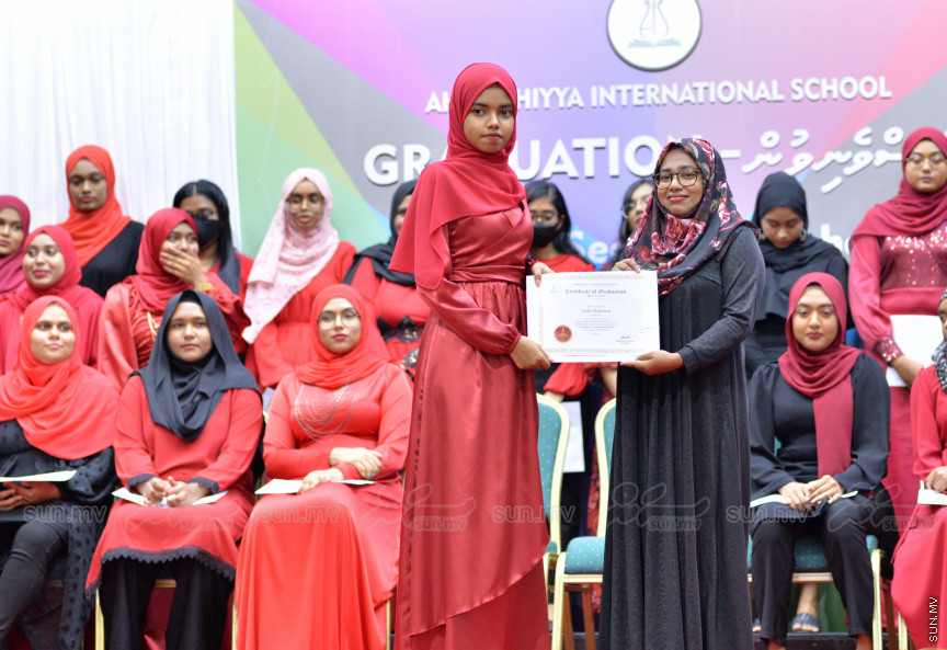 މިދިޔަ އަހަރު އަހްމަދިއްޔާ އިންޓަނޭޝަނަލް ސްކޫލްގެ އޭލެވެލް ގްރެޖުއޭޝަން ރަސްމިއްޔާތުގެ ތެރެއިން --- ސަން ފޮޓޯ/ އަހްމަދު އާޒިފް