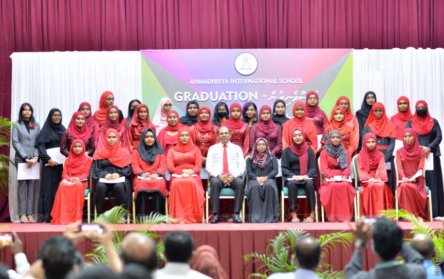 މިދިޔަ އަހަރު އަހްމަދިއްޔާ އިންޓަނޭޝަނަލް ސްކޫލްގެ އޭލެވެލް ގްރެޖުއޭޝަން ރަސްމިއްޔާތުގެ ތެރެއިން --- ސަން ފޮޓޯ/ އަހްމަދު އާޒިފް