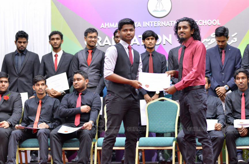 މިދިޔަ އަހަރު އަހްމަދިއްޔާ އިންޓަނޭޝަނަލް ސްކޫލްގެ އޭލެވެލް ގްރެޖުއޭޝަން ރަސްމިއްޔާތުގެ ތެރެއިން --- ސަން ފޮޓޯ/ އަހްމަދު އާޒިފް