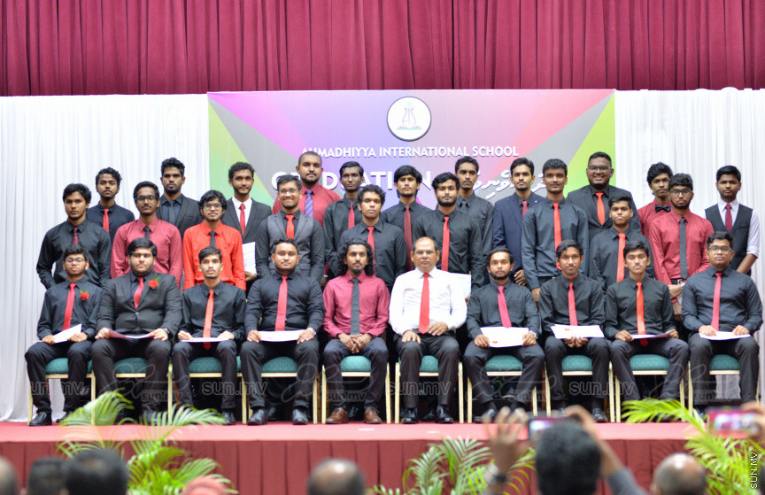 މިދިޔަ އަހަރު އަހްމަދިއްޔާ އިންޓަނޭޝަނަލް ސްކޫލްގެ އޭލެވެލް ގްރެޖުއޭޝަން ރަސްމިއްޔާތުގެ ތެރެއިން --- ސަން ފޮޓޯ/ އަހްމަދު އާޒިފް